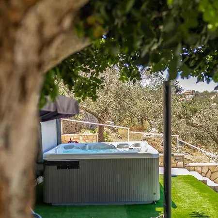 Holiday Nataly Vikendica *